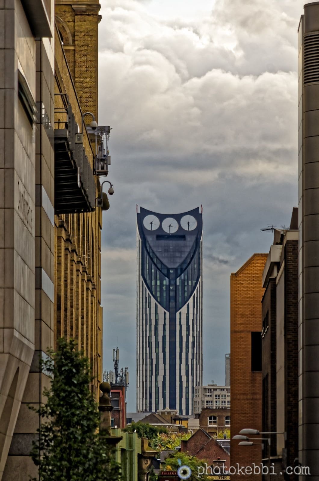 The Strata building de Londres et le bruit-de-hibou selon Dylan THOMAS